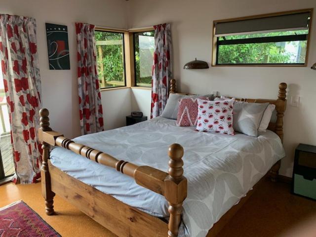 Treetop Hideaway - Taupo Holiday Home Dış mekan fotoğraf