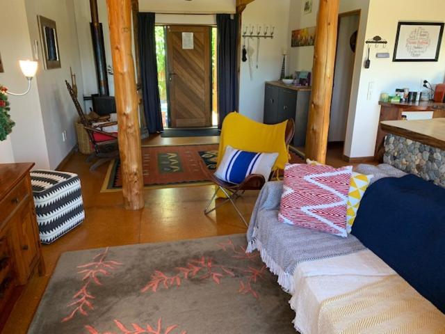 Treetop Hideaway - Taupo Holiday Home Dış mekan fotoğraf