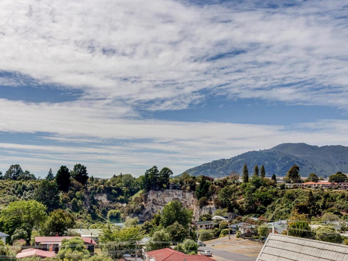 Treetop Hideaway - Taupo Holiday Home Dış mekan fotoğraf