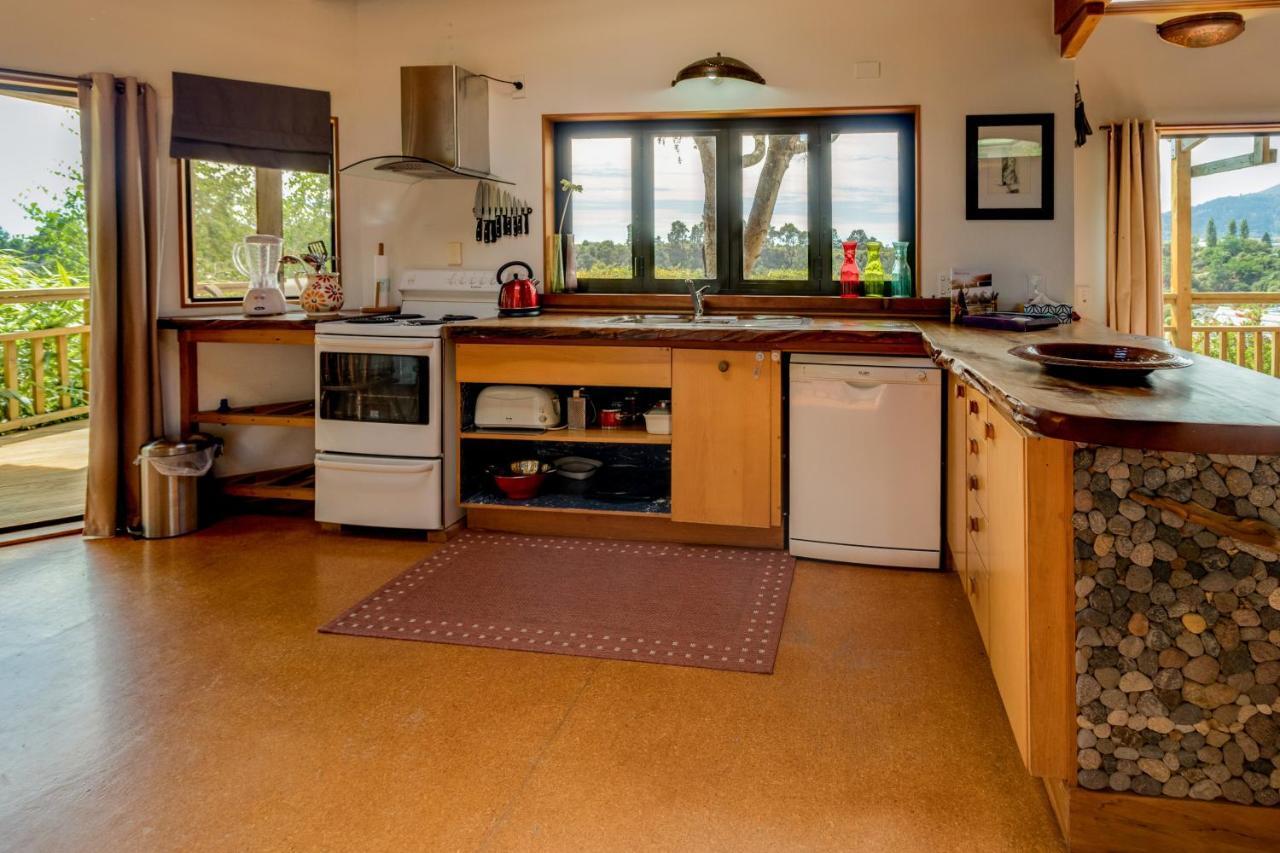 Treetop Hideaway - Taupo Holiday Home Dış mekan fotoğraf