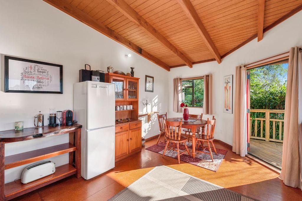 Treetop Hideaway - Taupo Holiday Home Dış mekan fotoğraf