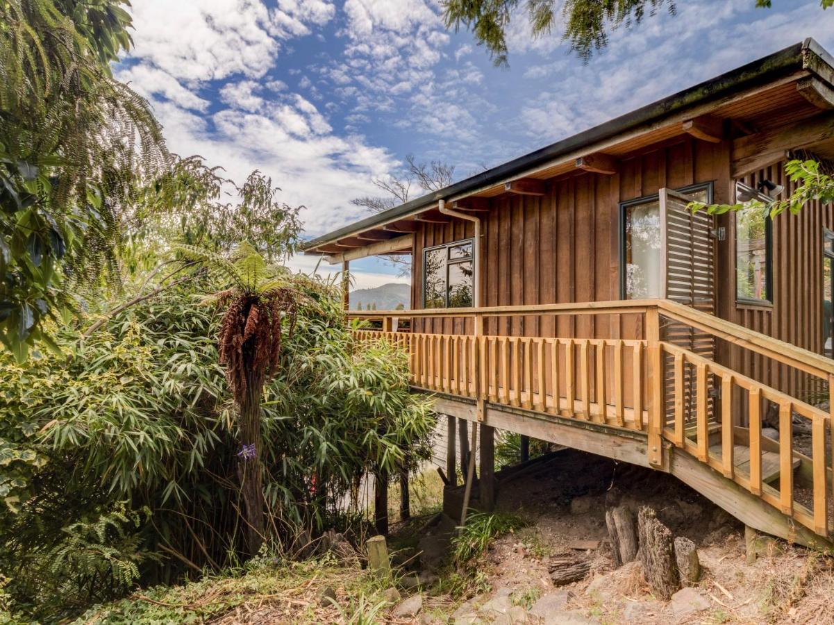 Treetop Hideaway - Taupo Holiday Home Dış mekan fotoğraf