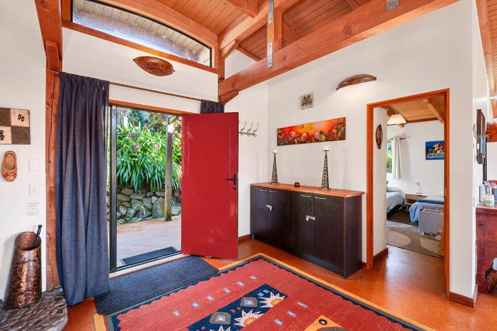 Treetop Hideaway - Taupo Holiday Home Dış mekan fotoğraf